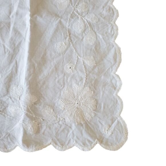 Vintage 1930s Linen Placemat or Doily, White Scalloped Floral Embroidery 23 X 15 - Picture 5 of 8